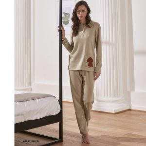 Pigiama donna serafino in tessuto caldo e soffice con ricamo cucciolo su taschino