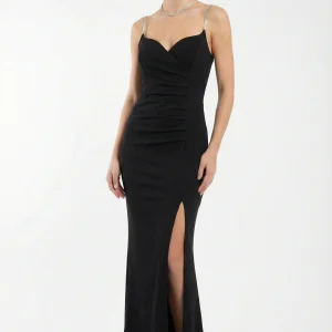 Abito lungo elegante nero con spalline gioiello e spacco laterale