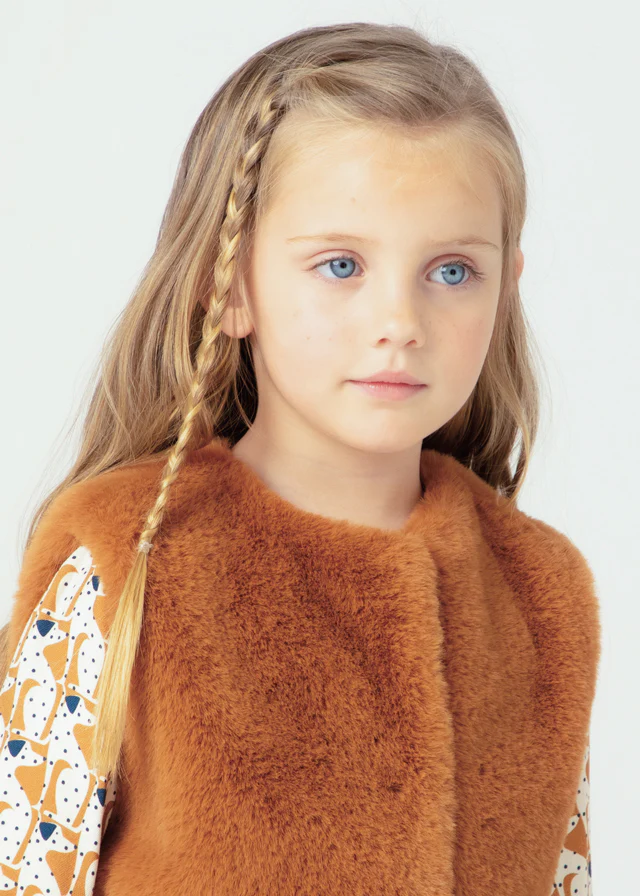 Gilet pelliccia con cintura bambina Mayoral caramello - immagine 4